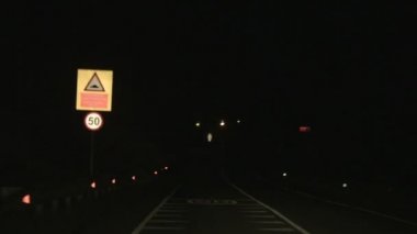 Bakış açısı ile hareket gece yol, trafik işaretleme, taşıma araç sürücüsü