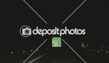 Otomobil ana yol, şehirlerarası karayolu gece, yüksek hızda sürüş trafik kuralları