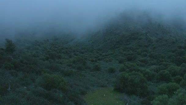 Time-lapse av natten i berg, dimmigt farligt landskap, skrämmande mörker — Stockvideo