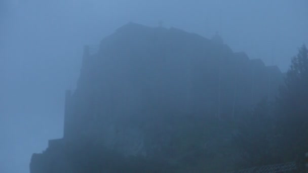 Mysterieuze achtervolgd kasteel, kerk op de top van berg verborgen in mist, horrorfilm — Stockvideo