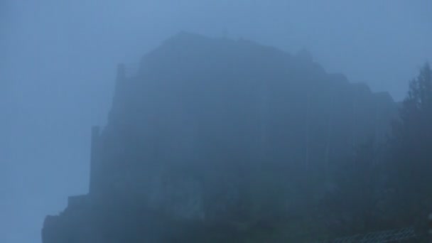 Αρχαία πέτρα κάστρο στην ομίχλη, φοβερή ατμόσφαιρα, παράξενο παλιό Γοτθικό κτίριο — Αρχείο Βίντεο