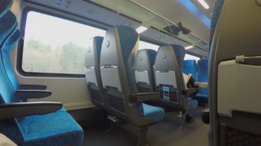 Çok boş koltuk üzerinde rahat şehir içi tren yüksek hızda hareket hızlı