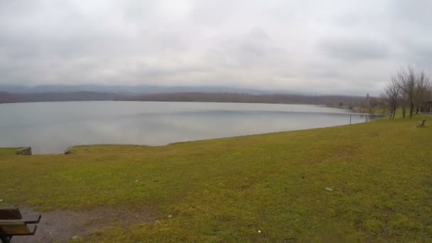 Timelapse de banco solitario a orillas del lago, aves nadando, depresión, recuerdos tristes — Vídeo de stock