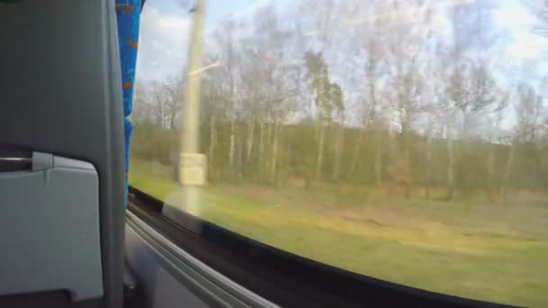 Punto de vista del pasajero que viaja en autobús, mirando hacia fuera a través de la ventana — Vídeos de Stock