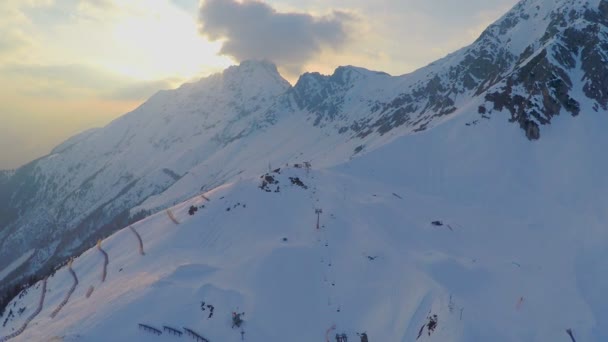 Basse saison à la station de ski alpin, chaises longues vides, crise, tourisme, voyage — Video