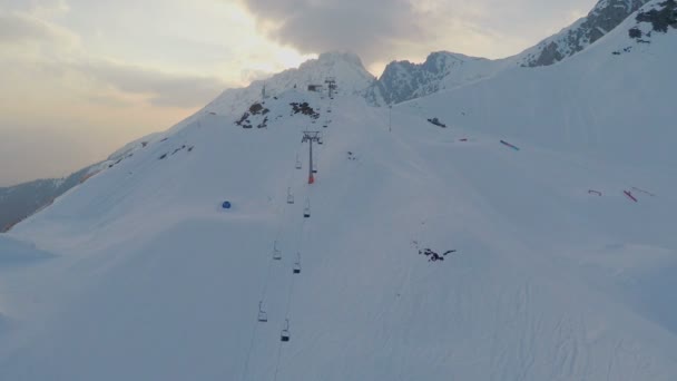 Verschneite Alpen, beliebter Ort für Extremsportarten, Pistenreinigung Skiweg — Stockvideo