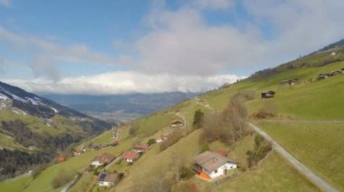 Güzel dağ manzarası, yeşil yamaçlarında, küçük Alp köy evleri