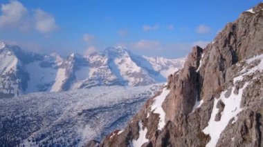 Kışın dağ geniş yatay Panoraması. Karla kaplı tepeler