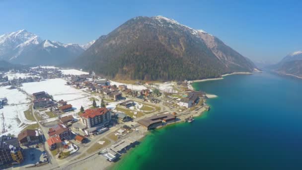 Vista aérea del hotel junto al lago en el fondo de la montaña, naturaleza, turismo, recreación — Vídeo de stock