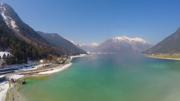 Panorama do lago azul profundo no fundo das montanhas nevadas, superfície de água espelhada — Vídeo de Stock