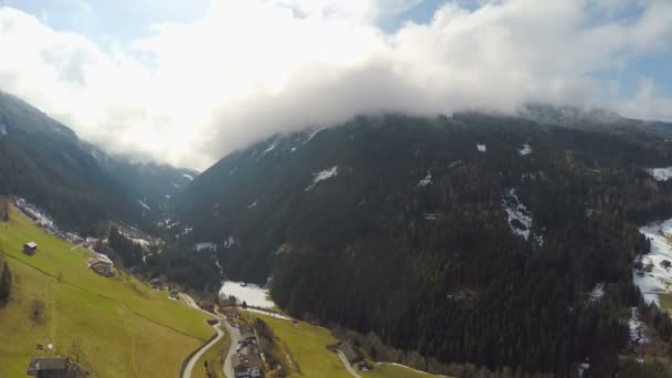 Fantastisk utsikt över majestätiska berg, tjocka moln, hög luftfuktighet, väder förändring — Stockvideo