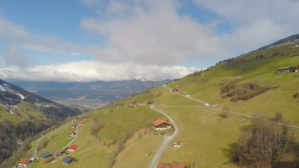 Vue aérienne, campagne verdoyante, maisons de campagne, route sur les collines, ciel nuageux — Video