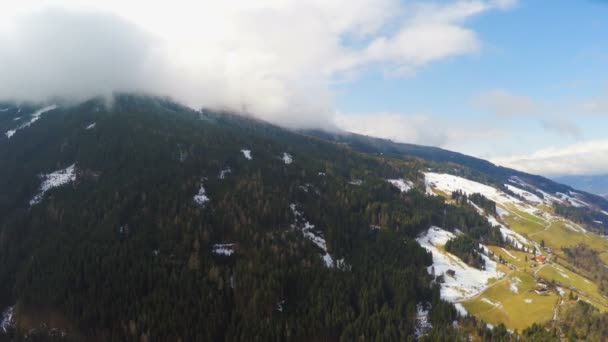 Alpes austríacos, densas nubes sobre el pico de la montaña, alta humedad, clima — Vídeos de Stock