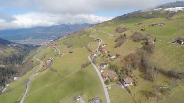Vista aérea, casas agradáveis na pitoresca encosta da montanha, downshifting, turismo — Vídeo de Stock