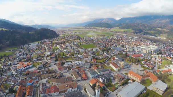 Luchtfoto panorama van Swarovski fabriek geboortestad, majestueuze bergketen rond — Stockvideo