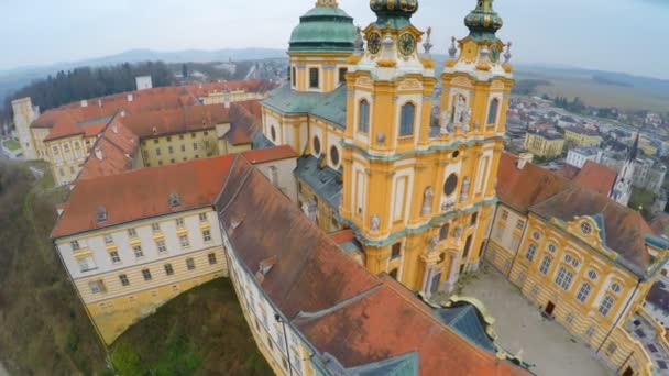 Střechy, vnitřní dvoře opatství Melk, Rakousko. Letecký pohled na barokní budovy — Stock video