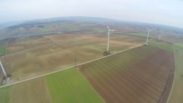 Turbinas eólicas girando en hermosos campos verdes, campo. Energía renovable — Vídeos de Stock