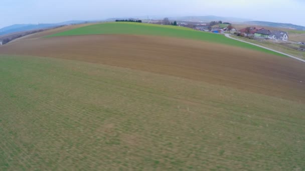 Fliegen über bestellte Felder in der Landschaft. Agrarindustrie, Ackerland — Stockvideo