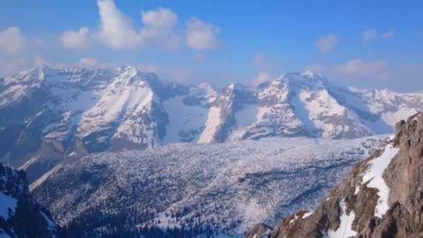 雪に覆われた山々、明るい青空の垂直方向のパノラマ。冬の休暇、観光 — ストック動画