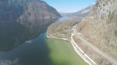 Dağ alt, güzel göl, turizm, serpantin demiryolu havadan görünümü