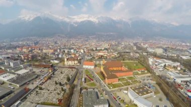Yoğun şehir, yollarda yoğun trafik, dağ silsilesi ufukta hava atış