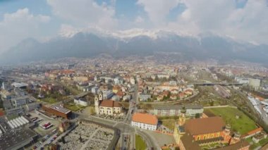 Büyük dağ sırtı, sokak trafik, birçok bina altındaki yoğun şehir