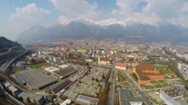 Megalopolis, karlı rocky Dağları üzerinde bulutlu gökyüzü sokaklarında etkin Rating