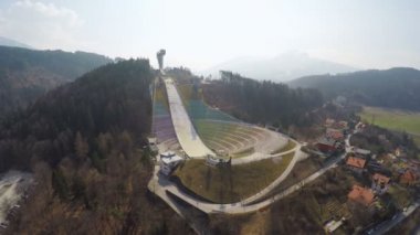 Düşük sezonda boş modern Bergisel kayak laatlama eğitim merkezi, hiçbir kişi