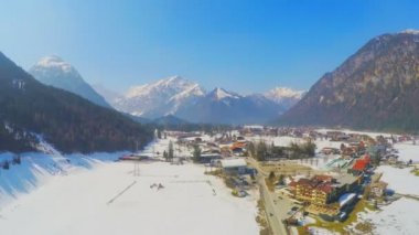 Göl kenarındaki küçük Alp tatil kasabasının zaman atlamalı, büyük dağlar, karlı zirveler