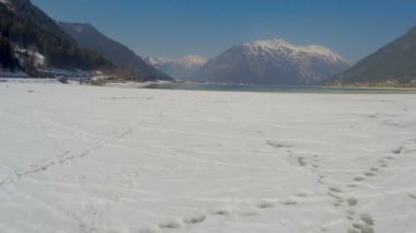 Düşük su seviyesi lake, boş tekne dock, sezon Avusturya Alplerinde Kayak Merkezi