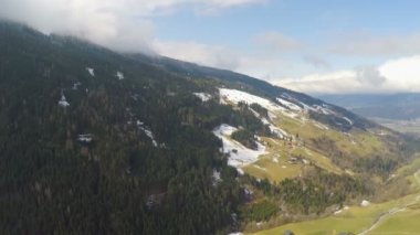Kalın orman, yeşil tepeler, rekreasyon, rahat Köyü Panorama görünümünü sakin ol