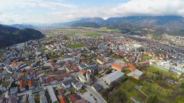 Hava güzel dağ doğa yeşil Alp Vadisi'nde modern şehir panoraması