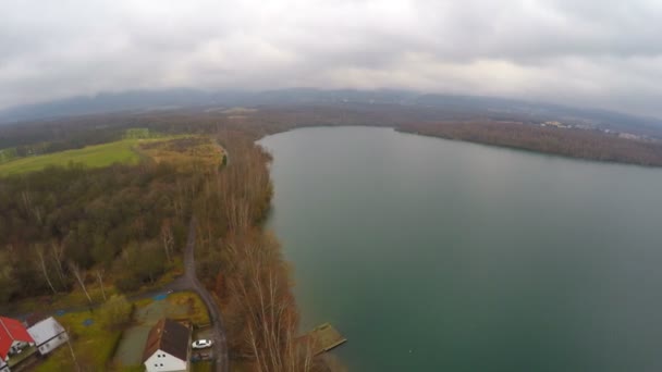 Luchtfoto van brede rivier, bos, dorp huizen, mooie natuur, bovenaanzicht — Stockvideo