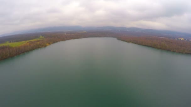 Plano aéreo del paisaje otoñal, amplio río tranquilo, nubes grises en el cielo en el horizonte — Vídeo de stock