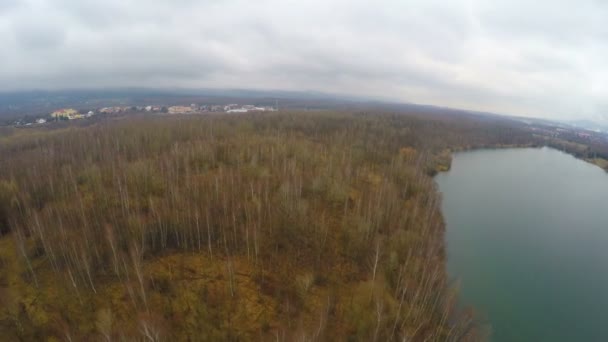 Tiro aéreo, floresta com árvores nuas no outono, primavera, caça, temporada de pesca — Vídeo de Stock