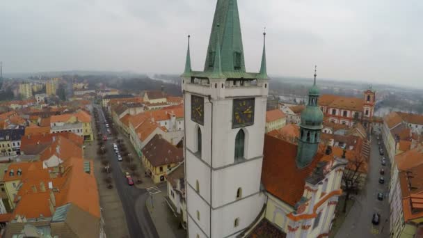 Vista aerea di strada tranquilla, accogliente corsia nel centro storico della città, poche auto, nessuna gente — Video Stock