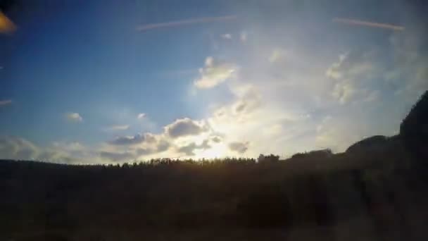Timelapse de paisagens, estações ferroviárias, cidades, céu visto através da janela do trem — Vídeo de Stock