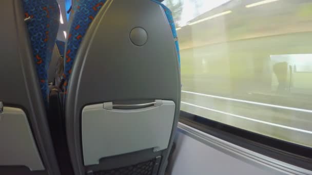 Точка зрения пассажира, путешествующего поездом, выглядывающего через окно — стоковое видео