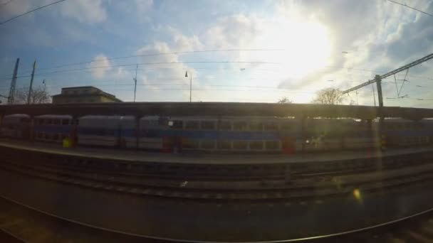 Treno passeggeri di passaggio stazione ferroviaria, arrivo a destinazione, vista industriale — Video Stock