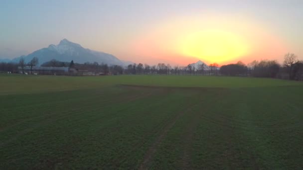 Prachtige zonsopgang achter berg silhouet neergeschoten door drone, vreedzame karakter — Stockvideo