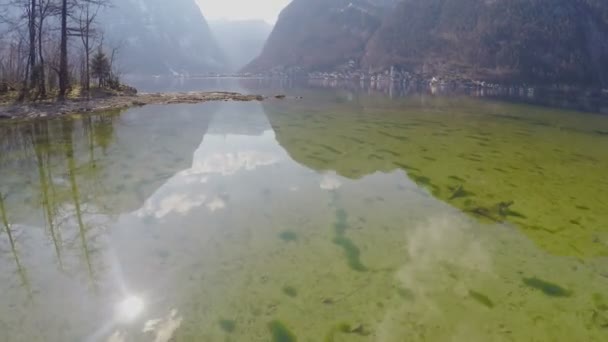 Fondo pulito del lago con acqua dolce chiara, riflesso di montagna, bellezza naturale — Video Stock