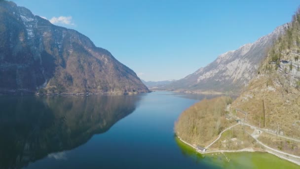 Чисте блакитне небо над високими горами відображається в озері, національному парку, відпустці — стокове відео