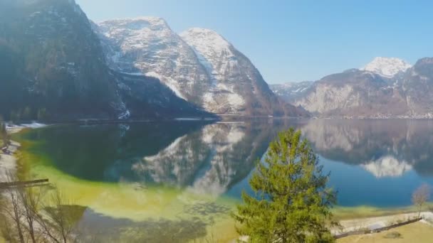 Geweldige berglandschap voor recreatie, blauwe hemel, reflectie in wateroppervlak — Stockvideo