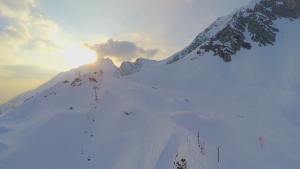 Пустая канатная дорога на склоне снежной горы Нордкет, вне сезона на горнолыжном курорте — стоковое видео
