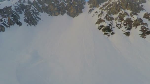 Εκπληκτική πανοραμική θέα από το χιονισμένο βουνό αιχμής, το δημοφιλές χιονοδρομικό, αυστριακές Άλπεις — Αρχείο Βίντεο