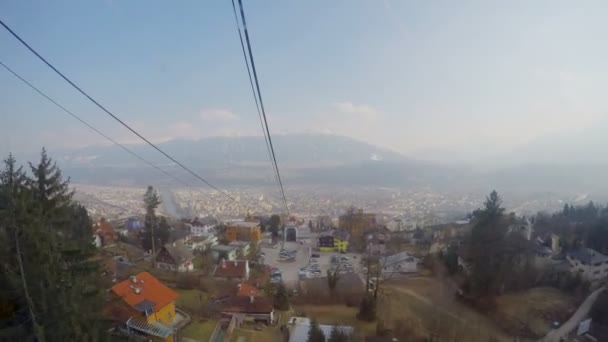 Tid förflutit av vy genom ropewayen kabin fönster, rekreation i berg, skog — Stockvideo