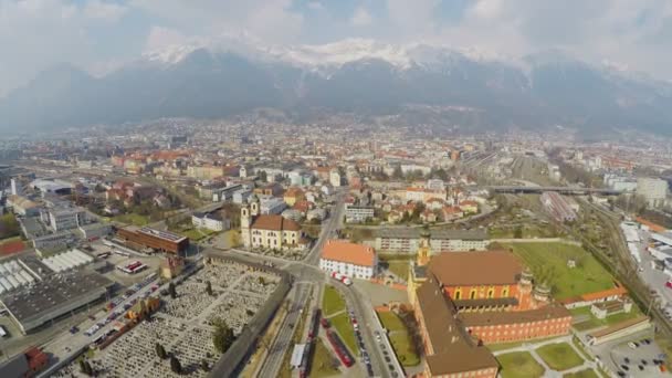 Vista aérea de la ciudad europea con infraestructura desarrollada, distrito industrial — Vídeo de stock