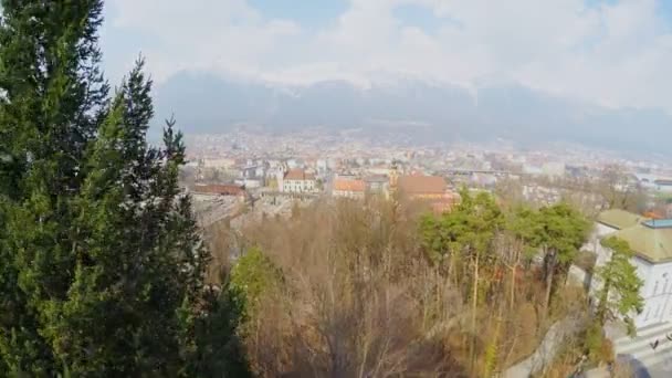 Strzał z lotu ptaka, piękne miasto u dołu gór, austriacki Innsbruck wiosną — Wideo stockowe