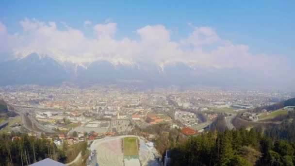 Time-lapse de la ciudad concurrida cerca de las montañas, estación de esquí popular, sartén aérea, viajes — Vídeo de stock