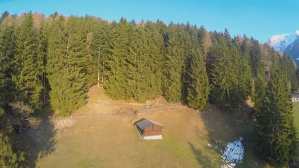 Vue aérienne d'une jolie cabane en bois à la ferme en montagne, tourisme vert, écologie — Video